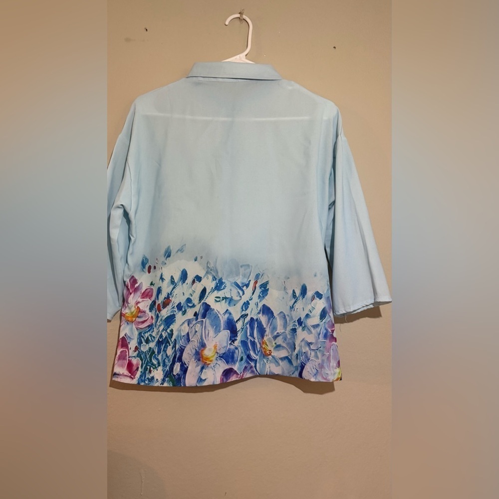 Light Blue Floral Button-Up Blouse Size M 100% Polyester New without tag
Mt7 - Picture 3 of 4